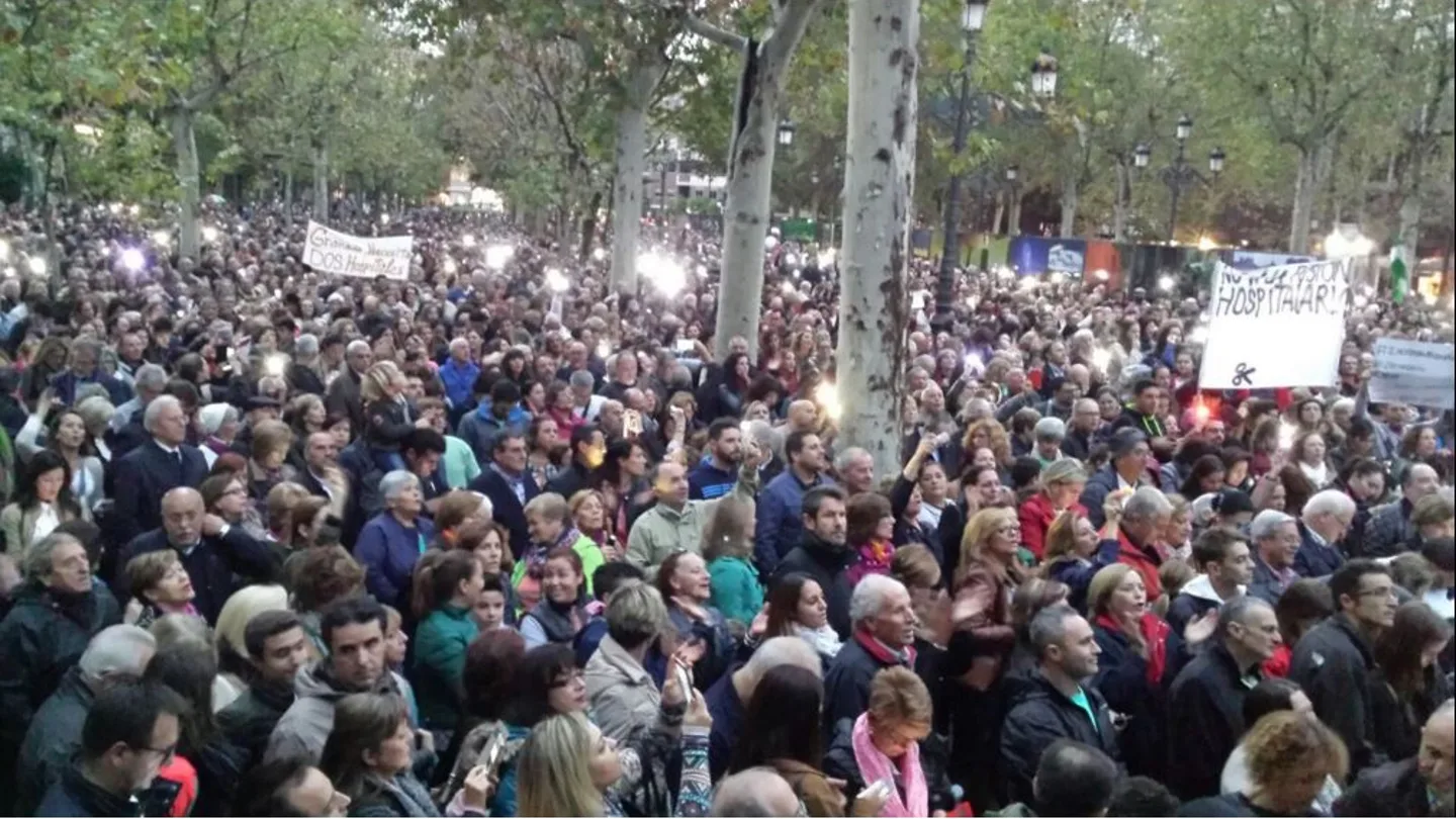 Decenas de miles de personas se movilizan en contra de la fusión hospitalaria en Granada Decenas de miles de personas se movilizan en contra de la fusión hospitalaria en Granada