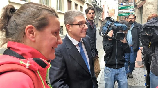 La agente llegando al juzgado con su abogado La agente llegando al juzgado con su abogado