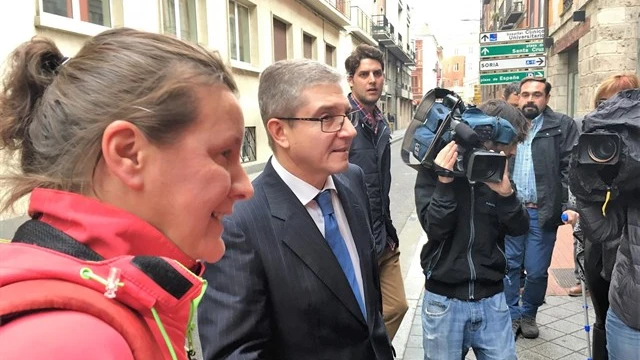 La agente llegando al juzgado con su abogado La agente llegando al juzgado con su abogado