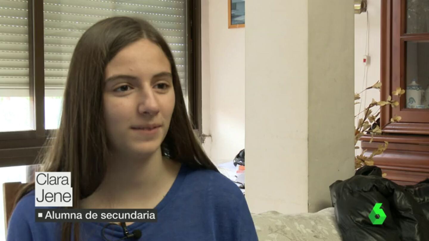 Frame 12.988967 de: Clara, estudiante de secundaria: "Cansa demasiado estar en casa todo el d&iacute;a solo delante de un libro"