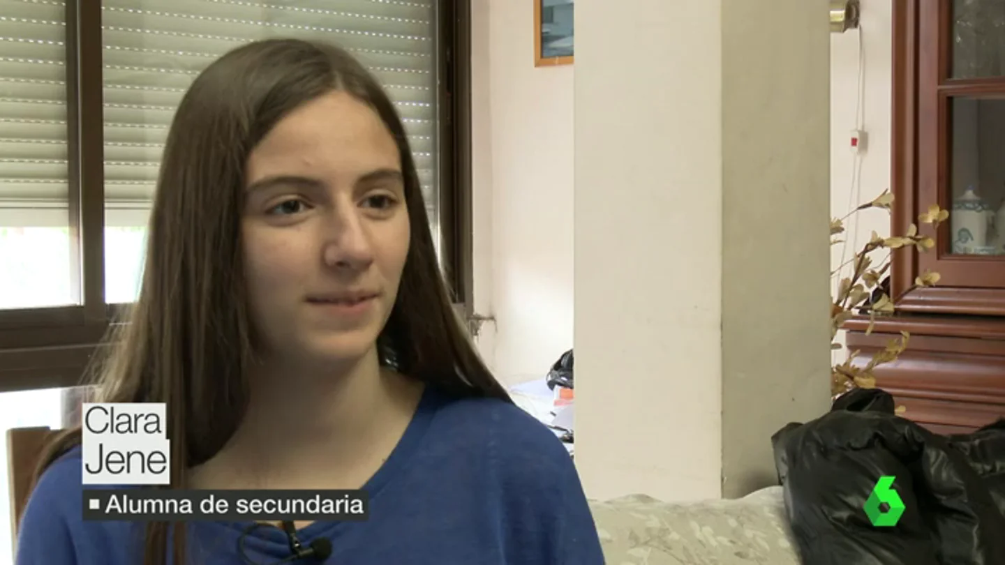 Frame 12.988967 de: Clara, estudiante de secundaria: "Cansa demasiado estar en casa todo el día solo delante de un libro" Frame 12.988967 de: Clara, estudiante de secundaria: "Cansa demasiado estar en casa todo el día solo delante de un libro"