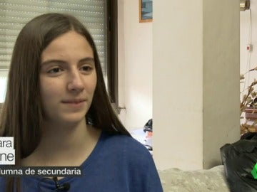 Frame 12.988967 de: Clara, estudiante de secundaria: "Cansa demasiado estar en casa todo el día solo delante de un libro" Frame 12.988967 de: Clara, estudiante de secundaria: "Cansa demasiado estar en casa todo el día solo delante de un libro"