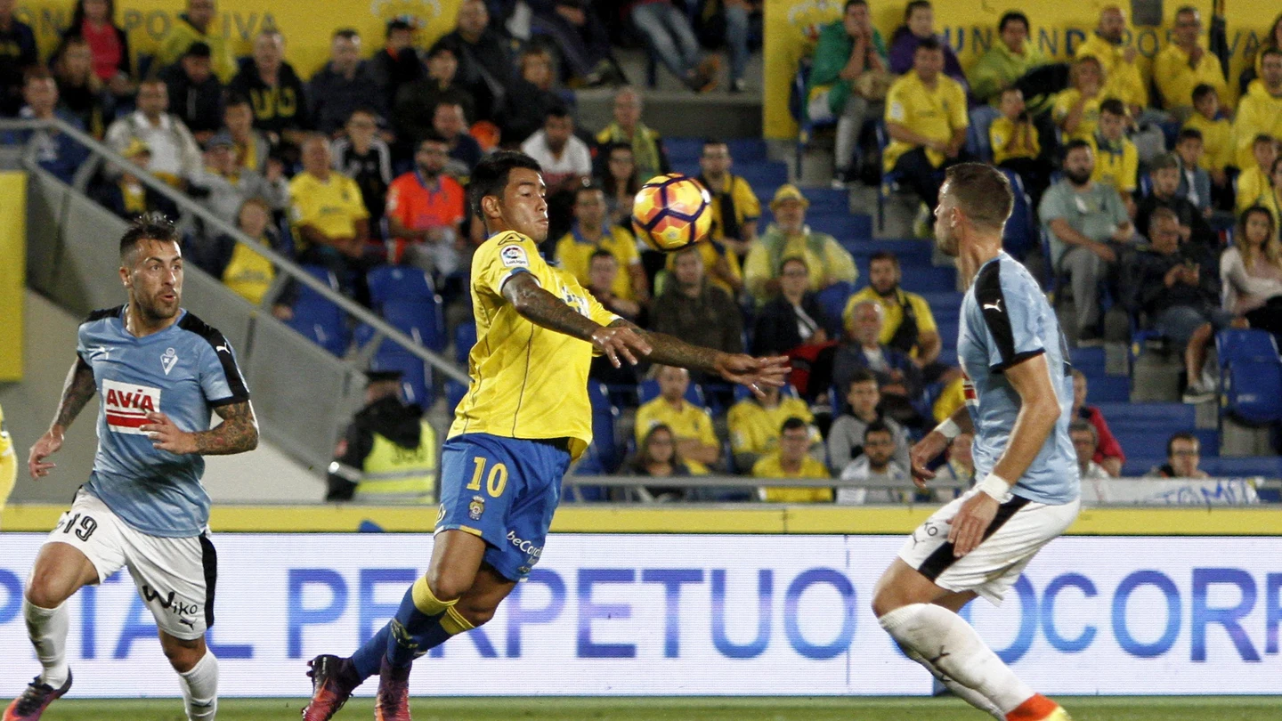 Araujo intenta controlar un balón en el partido de Las Palmas Araujo intenta controlar un balón en el partido de Las Palmas