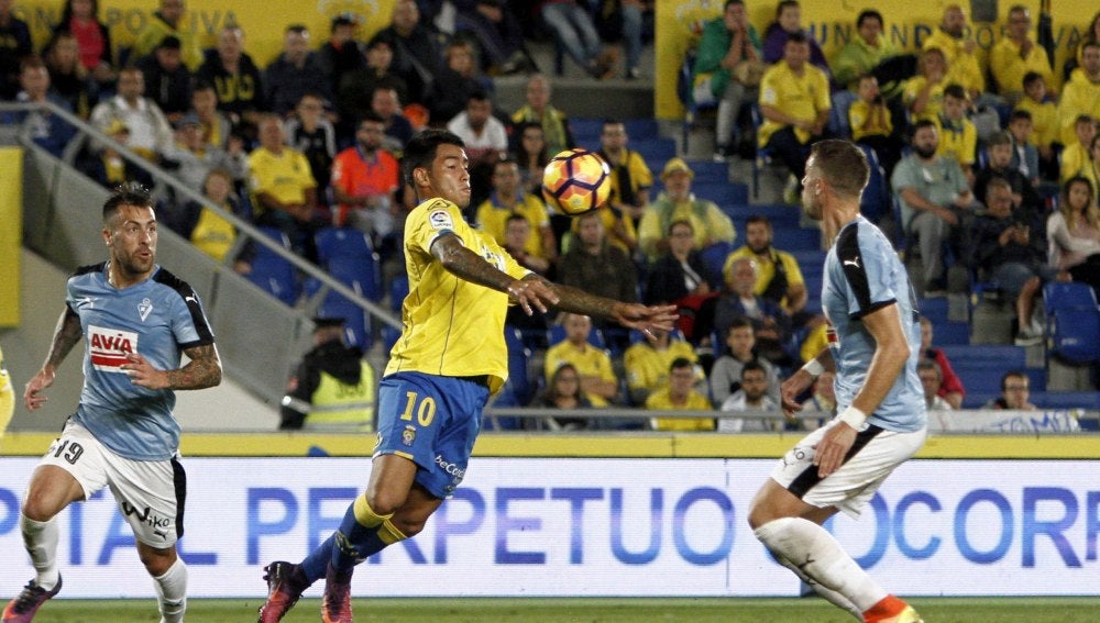 Araujo intenta controlar un balón en el partido de Las Palmas