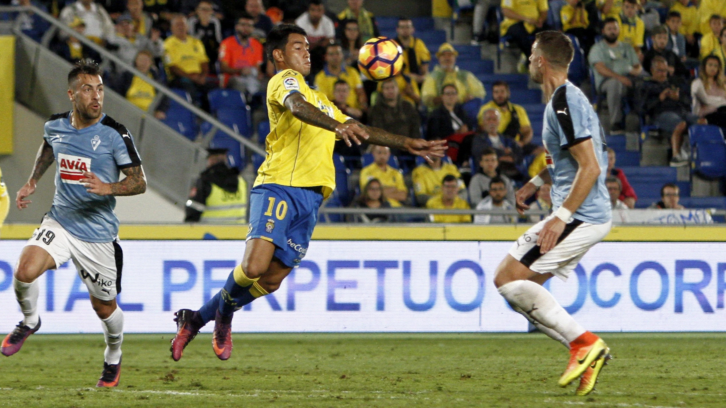 Araujo intenta controlar un balón en el partido de Las Palmas