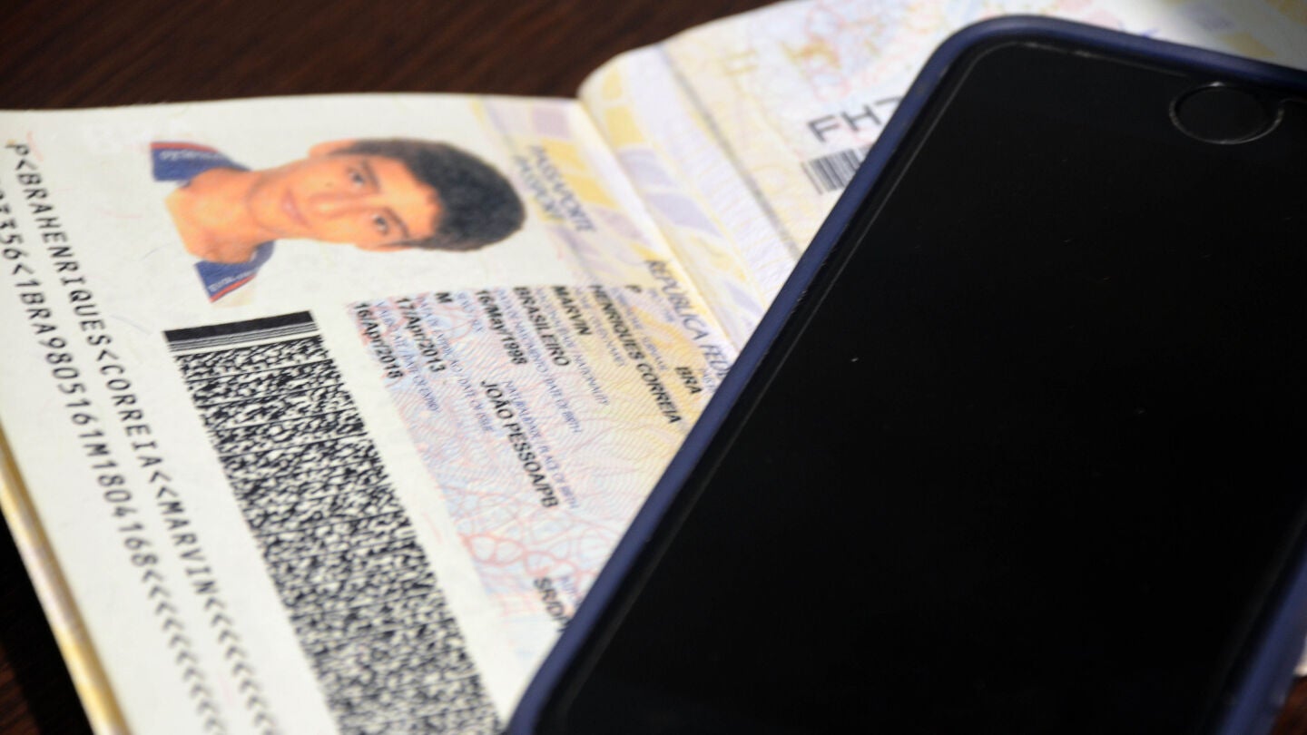 Detalle del pasaporte y del tel&eacute;fono m&oacute;vil del detenido Marvin Henriques Correia 