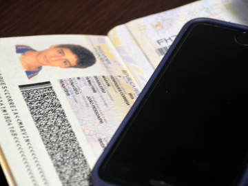 Detalle del pasaporte y del teléfono móvil del detenido Marvin Henriques Correia Detalle del pasaporte y del teléfono móvil del detenido Marvin Henriques Correia