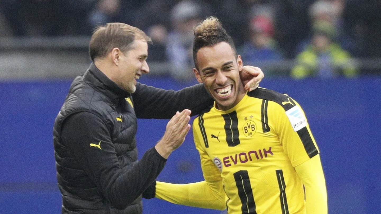 Aubameyang celebra el primer gol con su entrenador y zanja la polémica Aubameyang celebra el primer gol con su entrenador y zanja la polémica