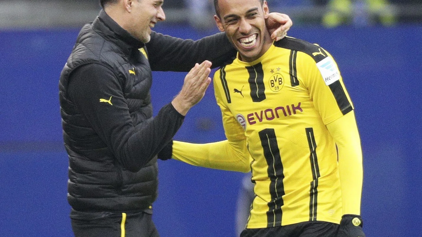  Aubameyang celebra el primer gol con su entrenador y zanja la polémica 