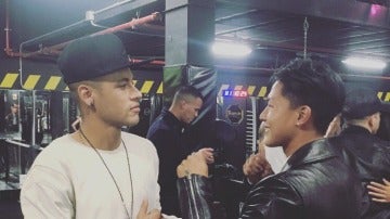 Neymar y Seung Woo Lee se retan a un combate de boxeo