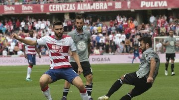 Juan Toral se lleva el balón en el Granada - Deportivo