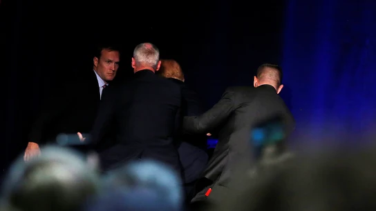 Los servicios secretos sacan del escenario a Donald Trump Los servicios secretos sacan del escenario a Donald Trump