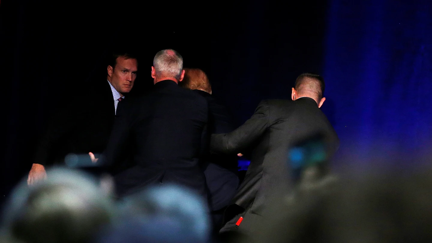 Los servicios secretos sacan del escenario a Donald Trump Los servicios secretos sacan del escenario a Donald Trump