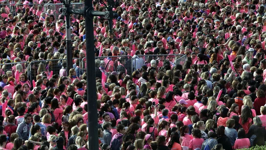 Aspecto de la salida de la Carrera de la Mujer, en la que 29.000 personas han recorrido 8 km por el centro de Barcelona a favor de la AECC-Cataluña Contra el Cáncer Aspecto de la salida de la Carrera de la Mujer, en la que 29.000 personas han recorrido 8 km por el centro de Barcelona a favor de la AECC-Cataluña Contra el Cáncer