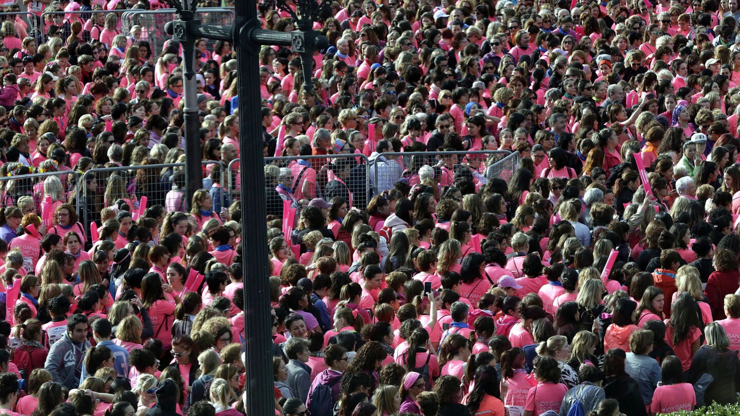  Aspecto de la salida de la Carrera de la Mujer, en la que 29.000 personas han recorrido 8 km por el centro de Barcelona a favor de la AECC-Catalu&ntilde;a Contra el C&aacute;ncer