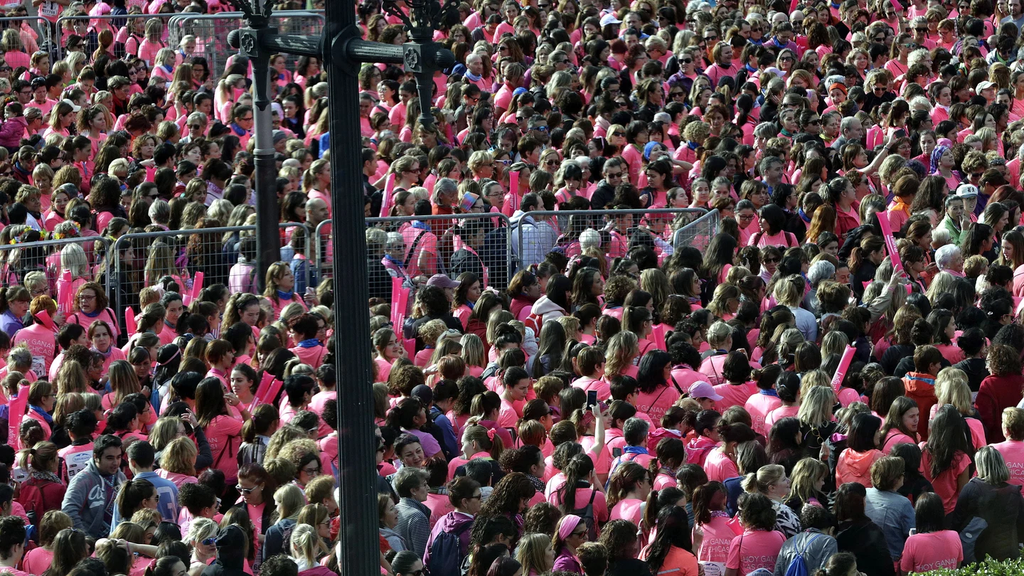 Aspecto de la salida de la Carrera de la Mujer, en la que 29.000 personas han recorrido 8 km por el centro de Barcelona a favor de la AECC-Cataluña Contra el Cáncer Aspecto de la salida de la Carrera de la Mujer, en la que 29.000 personas han recorrido 8 km por el centro de Barcelona a favor de la AECC-Cataluña Contra el Cáncer