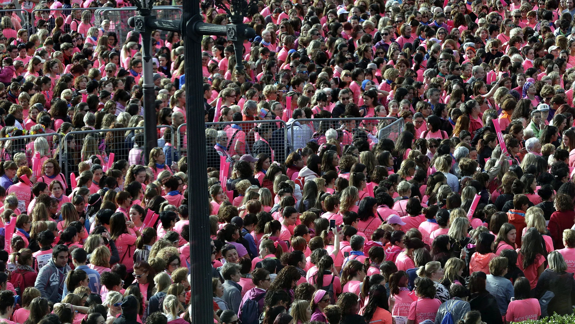  Aspecto de la salida de la Carrera de la Mujer, en la que 29.000 personas han recorrido 8 km por el centro de Barcelona a favor de la AECC-Cataluña Contra el Cáncer