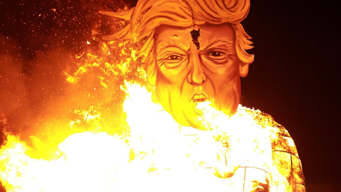 Ardiendo es c&oacute;mo ha terminado el candidato republicano en la tradicional noche de las hogueras de Reino Unido. Este a&ntilde;o, un pueblo al sur de Londres ha elegido quemar una caricatura de un imponente Donald Trump de 11 metros sosteniendo la cabeza de Hillary Clinton.