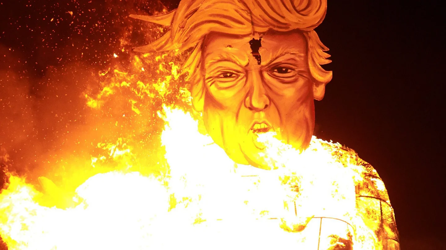 Ardiendo es cómo ha terminado el candidato republicano en la tradicional noche de las hogueras de Reino Unido. Este año, un pueblo al sur de Londres ha elegido quemar una caricatura de un imponente Donald Trump de 11 metros sosteniendo la cabeza de Hillary Clinton. Ardiendo es cómo ha terminado el candidato republicano en la tradicional noche de las hogueras de Reino Unido. Este año, un pueblo al sur de Londres ha elegido quemar una caricatura de un imponente Donald Trump de 11 metros sosteniendo la cabeza de Hillary Clinton.