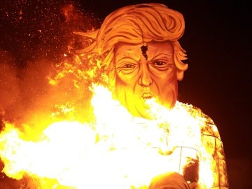 Ardiendo es cómo ha terminado el candidato republicano en la tradicional noche de las hogueras de Reino Unido. Este año, un pueblo al sur de Londres ha elegido quemar una caricatura de un imponente Donald Trump de 11 metros sosteniendo la cabeza de Hillary Clinton. Ardiendo es cómo ha terminado el candidato republicano en la tradicional noche de las hogueras de Reino Unido. Este año, un pueblo al sur de Londres ha elegido quemar una caricatura de un imponente Donald Trump de 11 metros sosteniendo la cabeza de Hillary Clinton.