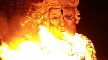 Ardiendo es cómo ha terminado el candidato republicano en la tradicional noche de las hogueras de Reino Unido. Este año, un pueblo al sur de Londres ha elegido quemar una caricatura de un imponente Donald Trump de 11 metros sosteniendo la cabeza de Hillary Clinton.