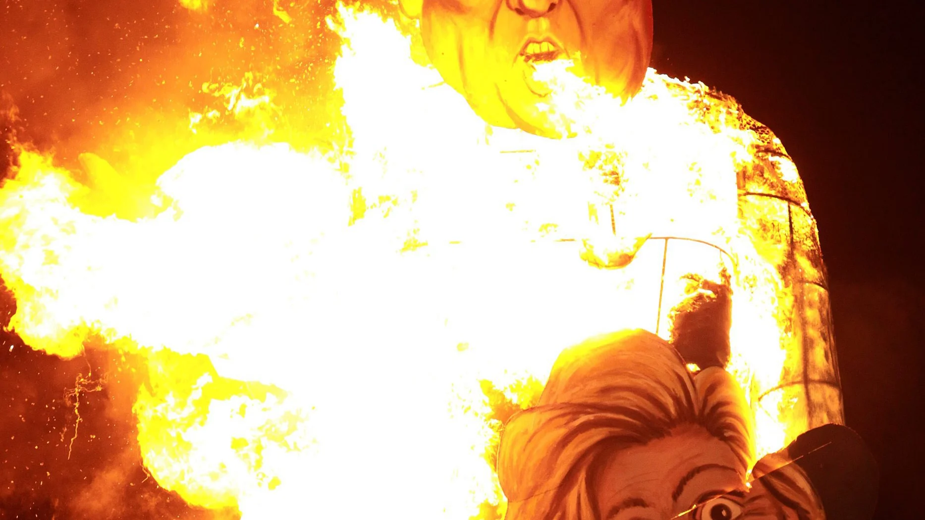 Ardiendo es cómo ha terminado el candidato republicano en la tradicional noche de las hogueras de Reino Unido. Este año, un pueblo al sur de Londres ha elegido quemar una caricatura de un imponente Donald Trump de 11 metros sosteniendo la cabeza de Hillary Clinton. Ardiendo es cómo ha terminado el candidato republicano en la tradicional noche de las hogueras de Reino Unido. Este año, un pueblo al sur de Londres ha elegido quemar una caricatura de un imponente Donald Trump de 11 metros sosteniendo la cabeza de Hillary Clinton.