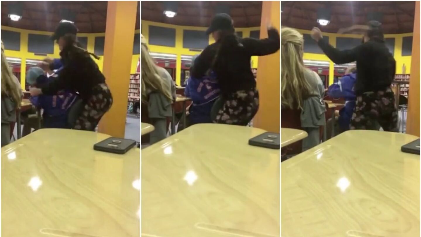 Una joven golpea a otro chico porque no le gusta su tono de llamada