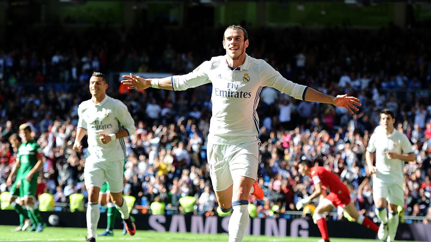 Gareth Bale celebra uno de sus goles en el Santiago Bernab&eacute;u