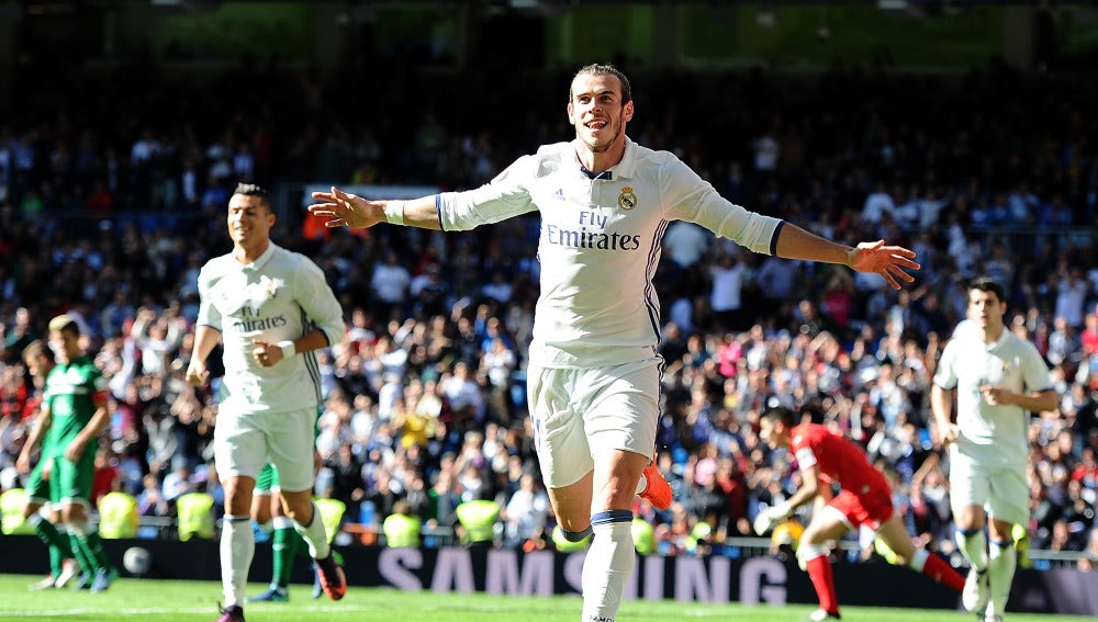Gareth Bale celebra uno de sus goles en el Santiago Bernabéu