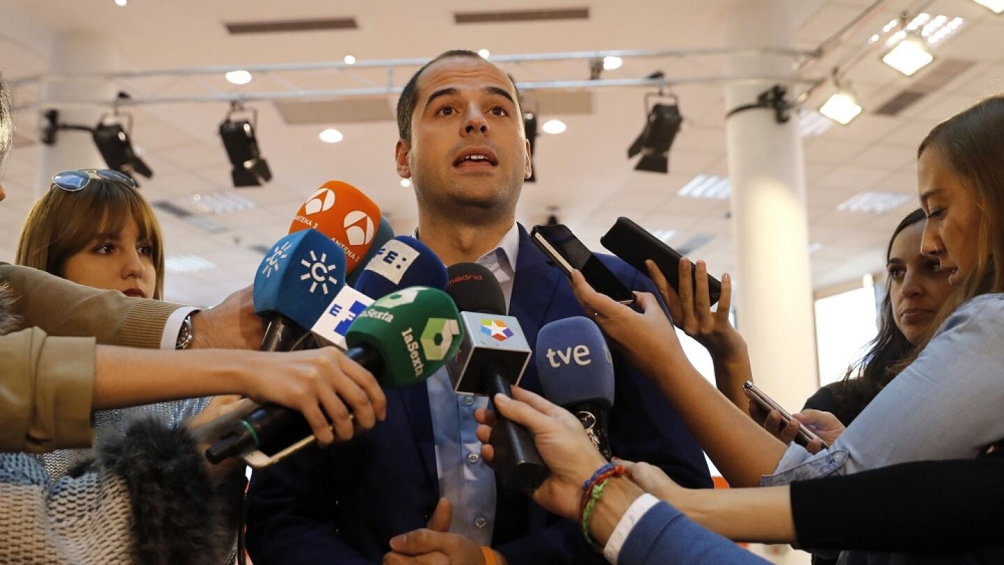 El portavoz de Ciudadanos en la Asamblea de Madrid y miembro de la Ejecutiva Nacional del partido, Ignacio Aguado, atiende a los medios de comunicaci&oacute;n.