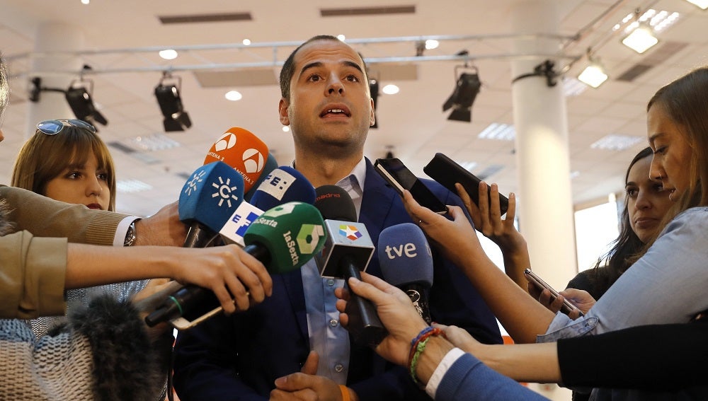 El portavoz de Ciudadanos en la Asamblea de Madrid y miembro de la Ejecutiva Nacional del partido, Ignacio Aguado, atiende a los medios de comunicación.