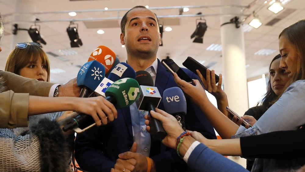 El portavoz de Ciudadanos en la Asamblea de Madrid y miembro de la Ejecutiva Nacional del partido, Ignacio Aguado, atiende a los medios de comunicación.