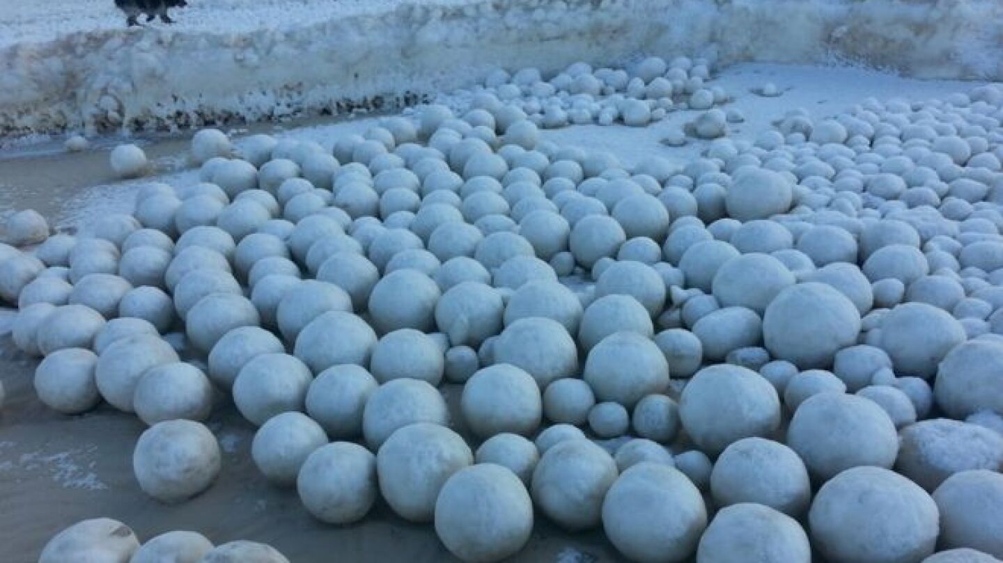 Bolas de nieve gigantes cubren una playa 