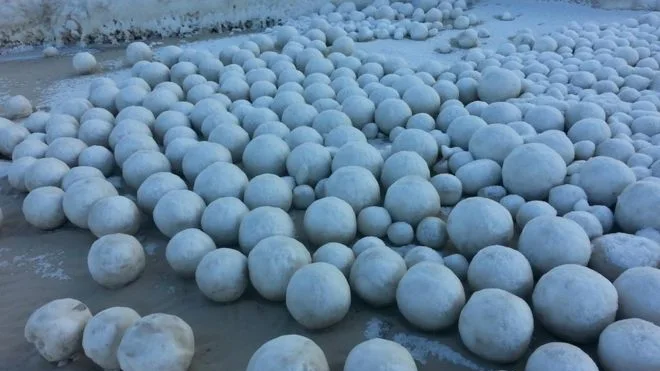 Bolas de nieve gigantes cubren una playa 