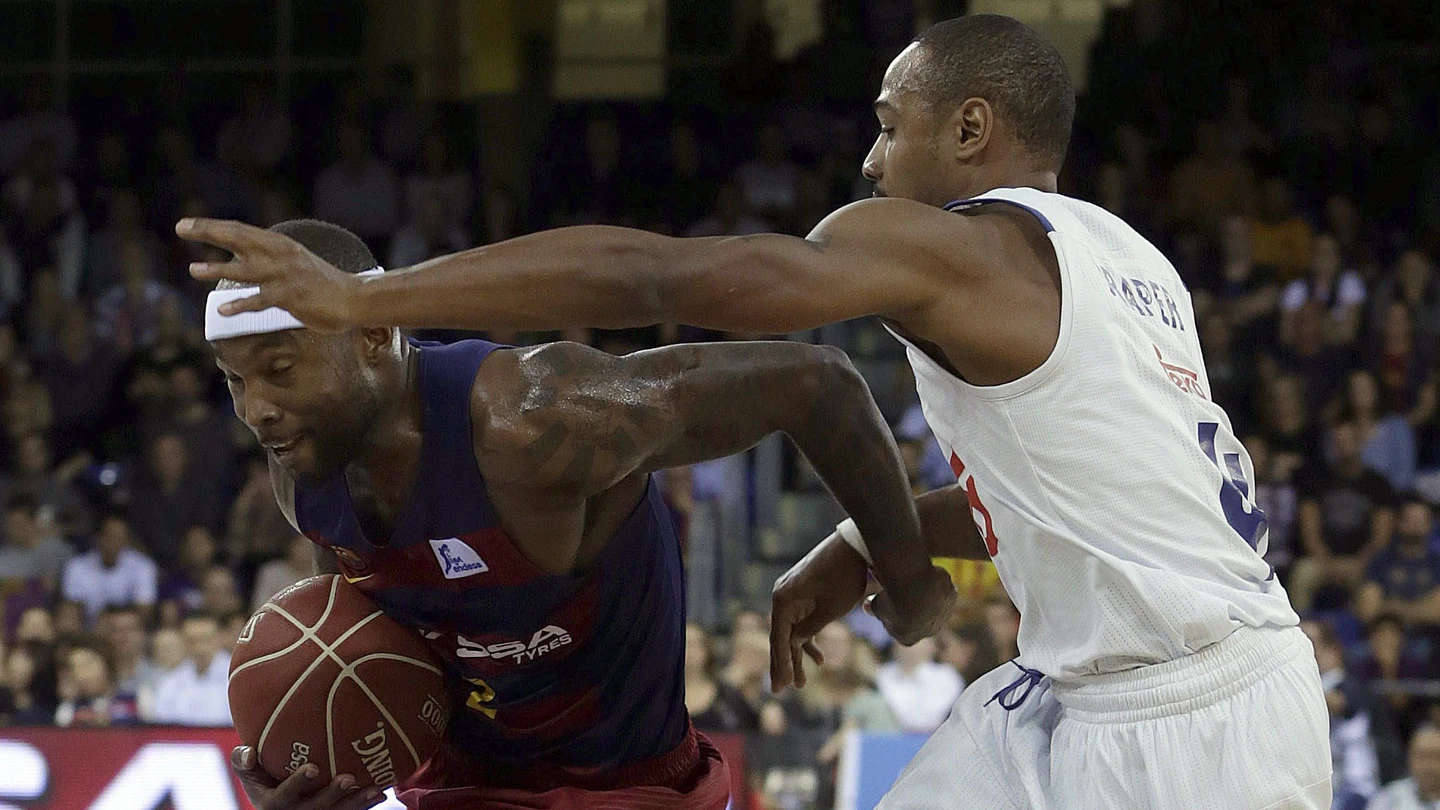 Tyrese Rice penetra a canasta ante la defensa de Draper Tyrese Rice penetra a canasta ante la defensa de Draper