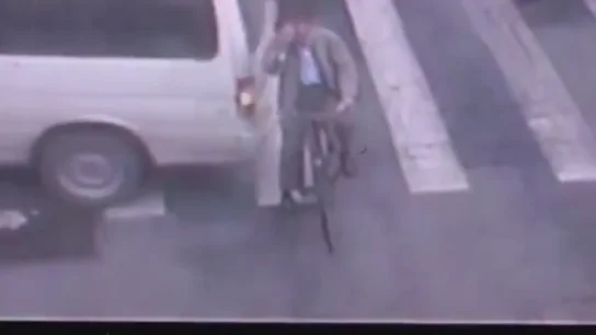 Frame 15.322093 de: El horrible momento en el que un ciclista es literlamente arrollado por un autobus Frame 15.322093 de: El horrible momento en el que un ciclista es literlamente arrollado por un autobus