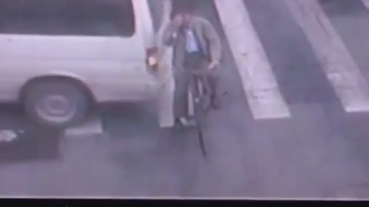 Frame 15.322093 de: El horrible momento en el que un ciclista es literlamente arrollado por un autobus Frame 15.322093 de: El horrible momento en el que un ciclista es literlamente arrollado por un autobus