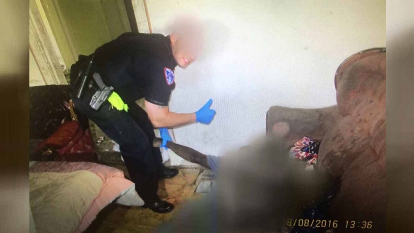 El agente se fotograf&iacute;a con el joven fallecido