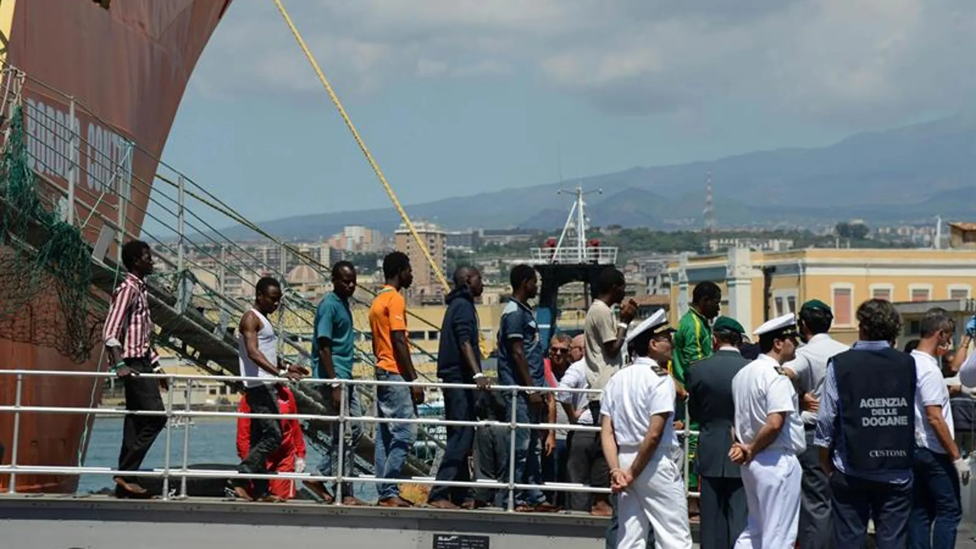 Un grupo de inmigrantes desembarca en el puerto de Catania, Sicilia 