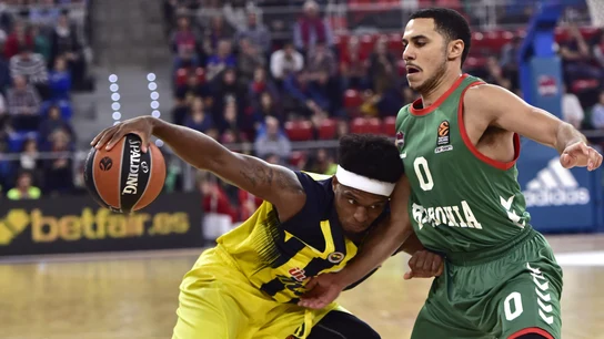 Bobby Dixon intenta entrar a canasta ante la defensa de Shane Larkin Bobby Dixon intenta entrar a canasta ante la defensa de Shane Larkin