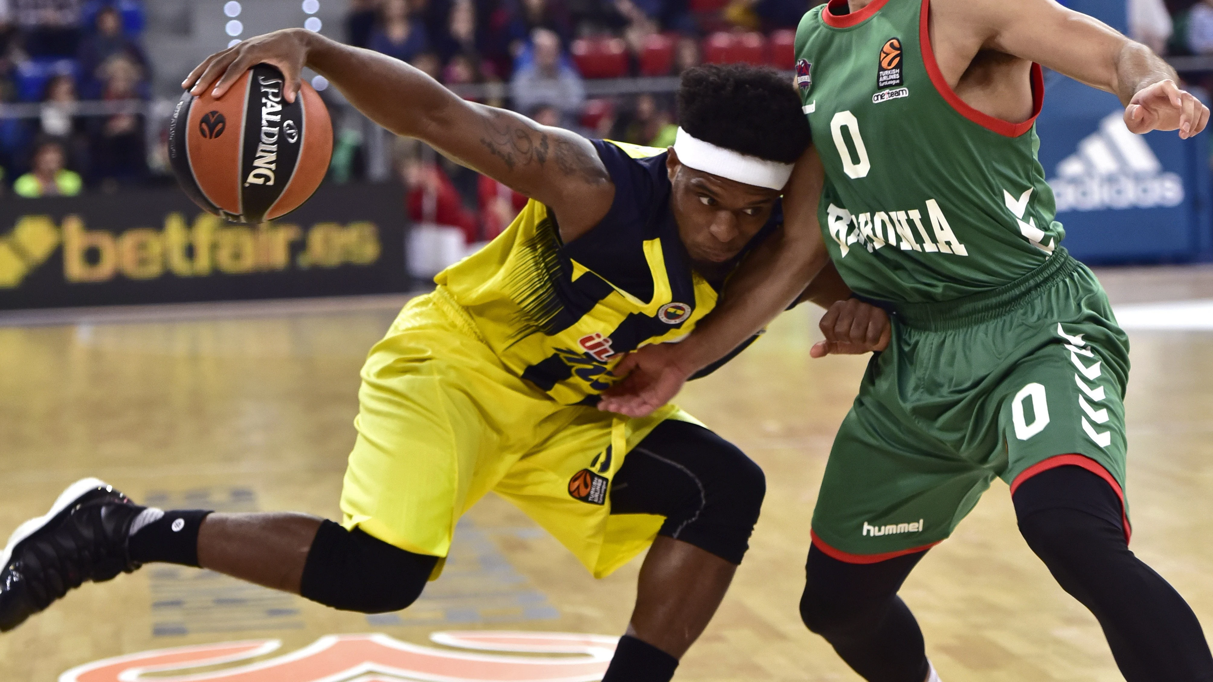 Bobby Dixon intenta entrar a canasta ante la defensa de Shane Larkin Bobby Dixon intenta entrar a canasta ante la defensa de Shane Larkin