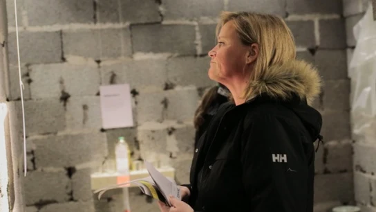 Una mujer visita la casa siria recreada en Ikea Una mujer visita la casa siria recreada en Ikea