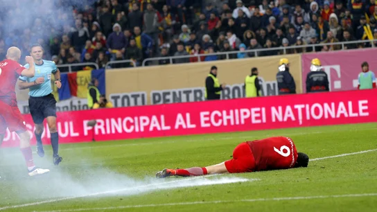 Lewandowski, en el suelo tras estar cerca de recibir un petardazo Lewandowski, en el suelo tras estar cerca de recibir un petardazo