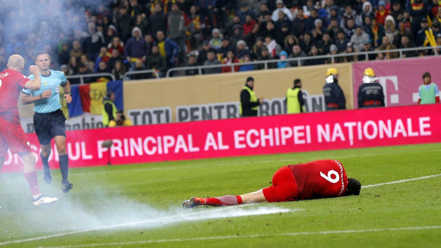 Lewandowski, en el suelo tras estar cerca de recibir un petardazo