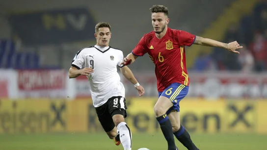 Saúl conduce el balón durante el partido Saúl conduce el balón durante el partido