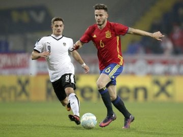 Saúl conduce el balón durante el partido Saúl conduce el balón durante el partido