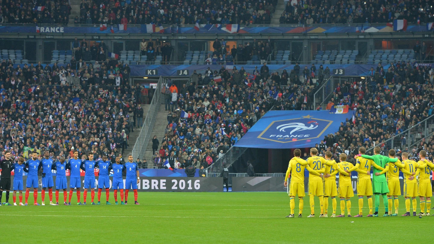 Francia y Suecia guardando un minuto de silencio por el atentado de hace un año Francia y Suecia guardando un minuto de silencio por el atentado de hace un año
