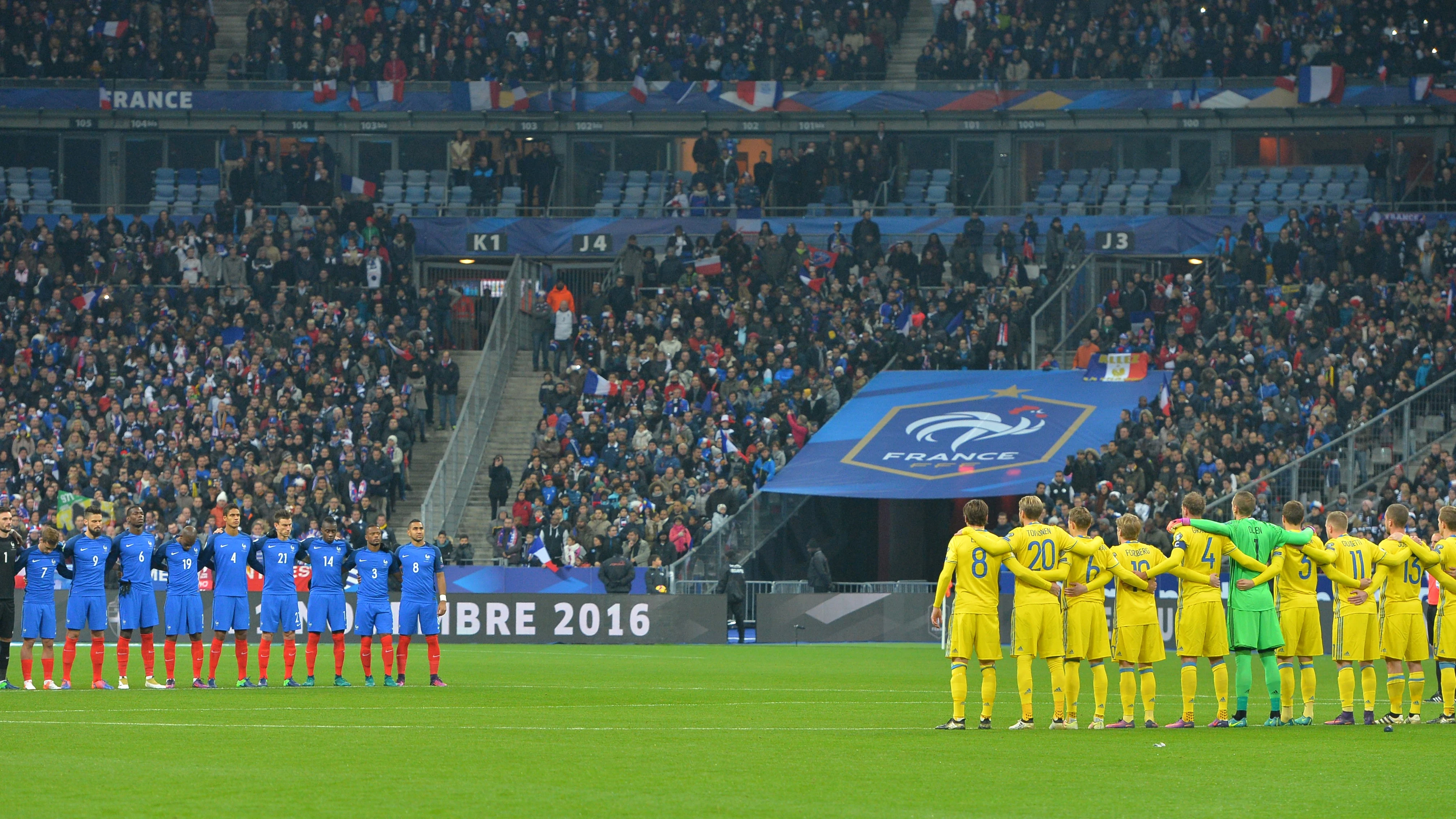 Francia y Suecia guardando un minuto de silencio por el atentado de hace un año