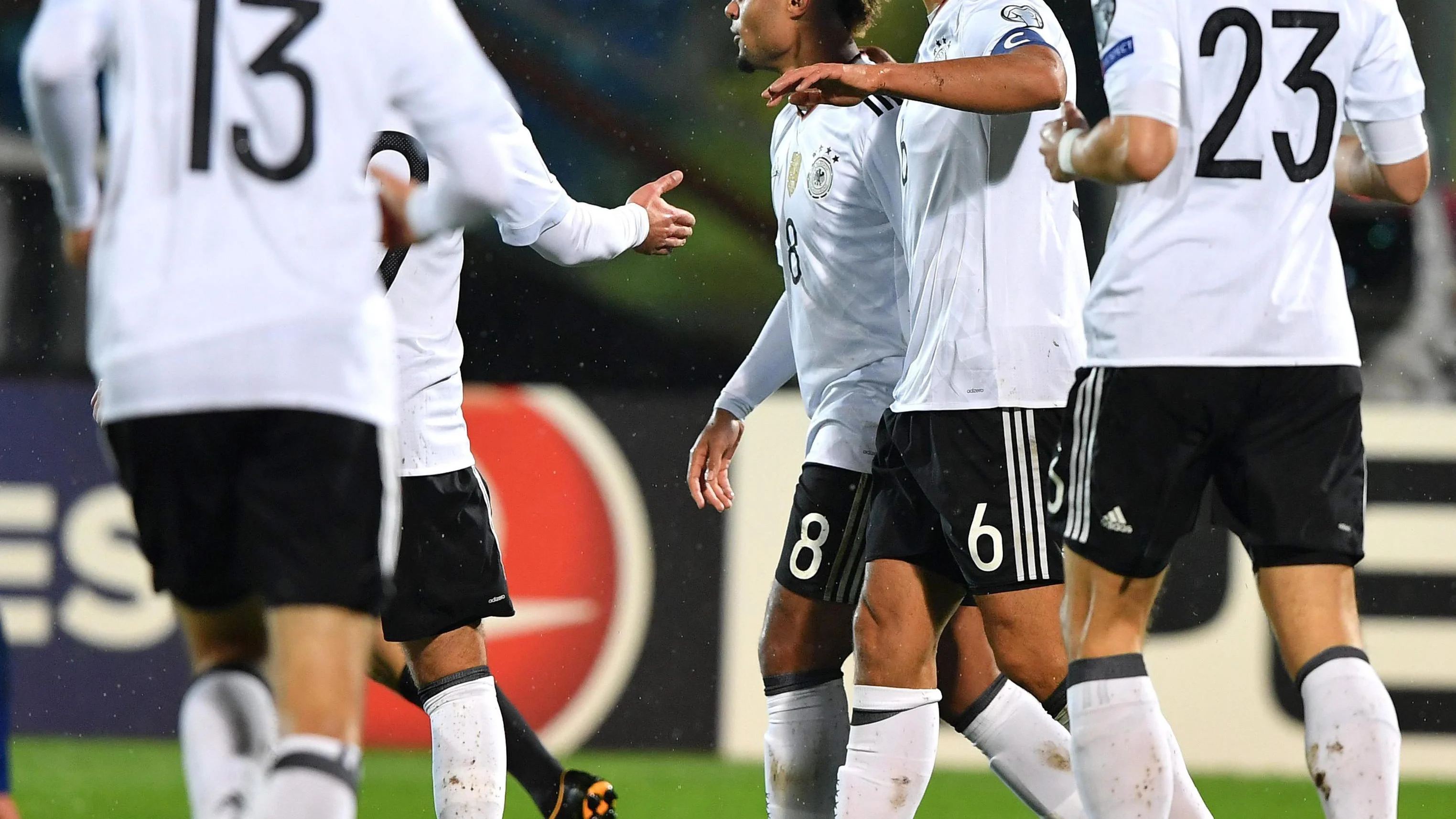Los jugadores de Alemania celebran uno de los ocho goles anotados ante San Marino