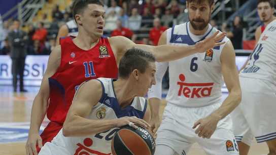 Jaycee Carroll intenta entrar a canasta ante la defensa del CSKA Jaycee Carroll intenta entrar a canasta ante la defensa del CSKA